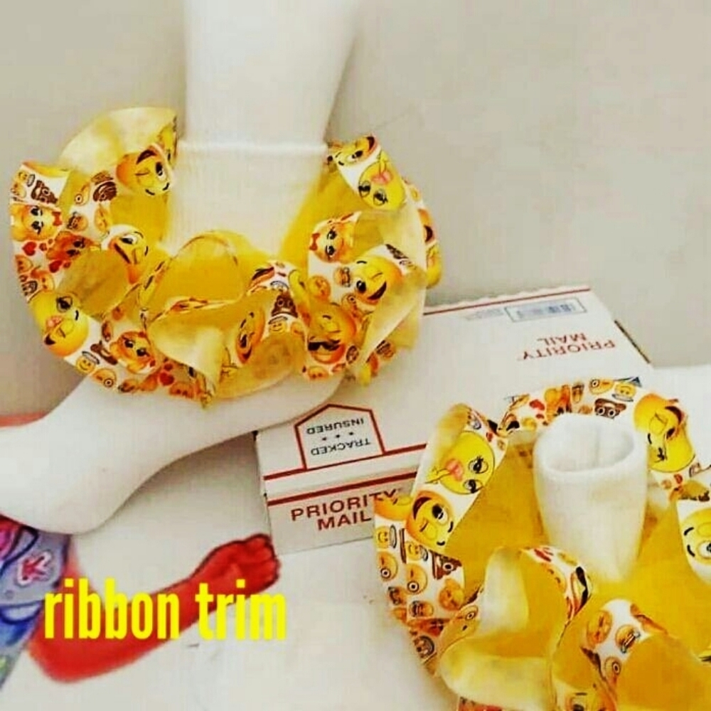 Ribbon trim.socks